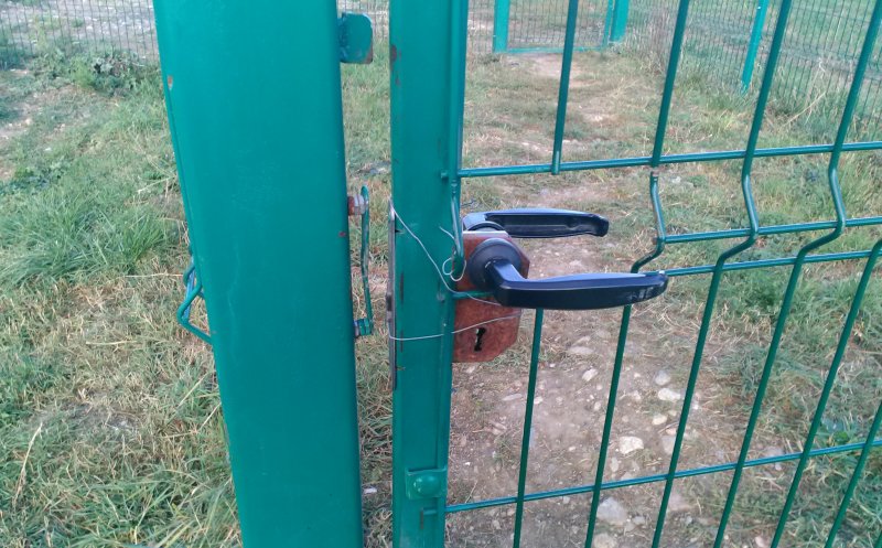 Parc de câini din Mărăşti, teren "minat" pentru patrupezi. Primăria promitea remedierea... acum două luni