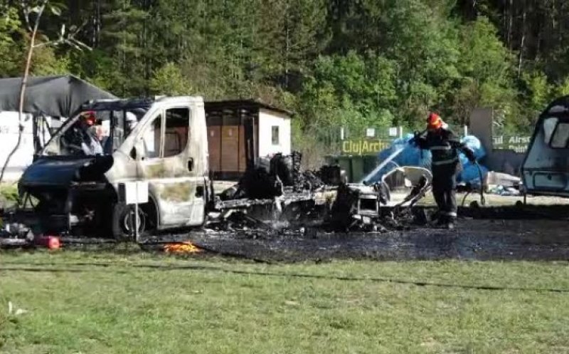 Rulota unui italian, aflat în vizită la Cluj, mistuită de flăcări