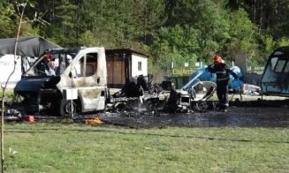 Rulota unui italian, aflat în vizită la Cluj, mistuită de flăcări