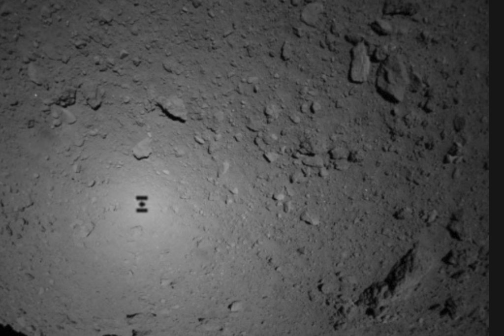 Un vehicul spaţial japonez a lansat două rovere miniaturale spre suprafaţa unui asteroid