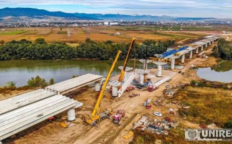 Un pod de pe autostrada Sebeș-Turda va avea în curând toate grinzile ridicate
