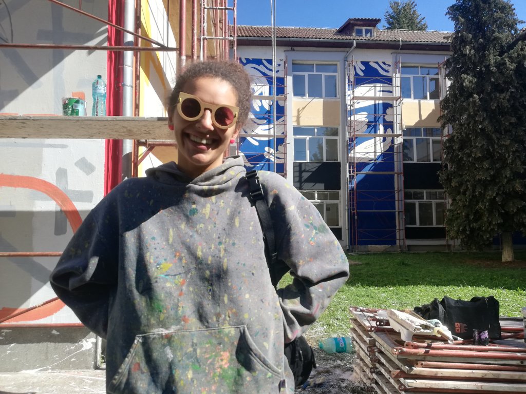 Artă stradală în curtea școlii. ”Te provoacă la un exercițiu de imaginație”