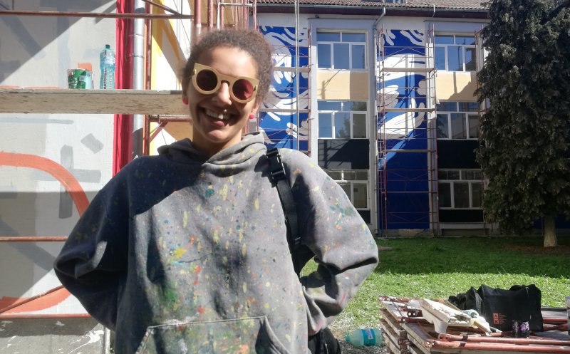 Artă stradală în curtea școlii. ”Te provoacă la un exercițiu de imaginație”