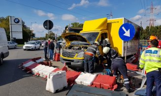 Trei maşini s-au înfipt în sensul giratoriu de la intrarea în Floreşti. Trafic blocat