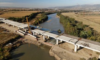 Autostrada Sebeș-Turda. Imagini spectaculoase cu montarea grinzilor pe podul peste râul Mureș