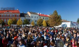 Marea Lectură la Cluj-Napoca. 3.855 de persoane au citit din Eminescu, într-o tentativă de a  doborâ un record mondial