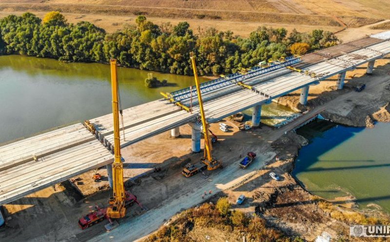 Autostrada Sebeş - Turda. Toate grinzile sus pe podul peste râul Mureș