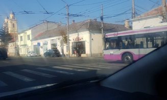 A intrat pe interzis obligând un autobuz CTP să frâneze brusc. Două femei au fost rănite, şoferiţa vinovată şi-a văzut de drum