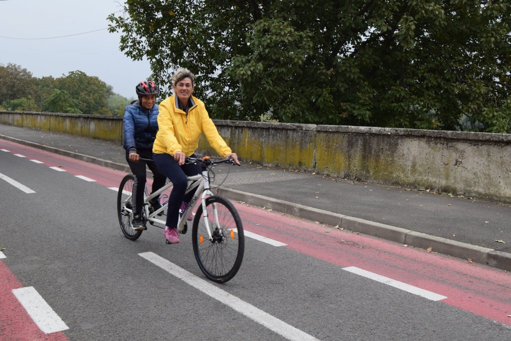 Peste 30 de persoane cu deficienţe de vedere vor pedala în Campionatul Naţional de Ciclism în Tandem, la Cluj