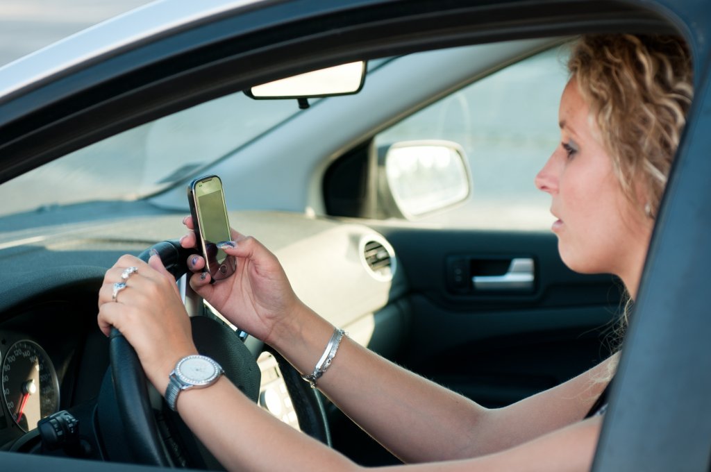 Sondaj alarmant! Jumătate din şoferi trimit SMS sau vorbesc la telefon, iar un sfert nu observă pietonii din cauza neatenţiei