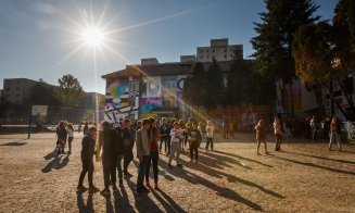 Artiştii stradali clujeni dau o nouă înfăţişare Şcolii "Octavian Goga" din Cluj. Cum arată clădirea, acoperită cu grafitti
