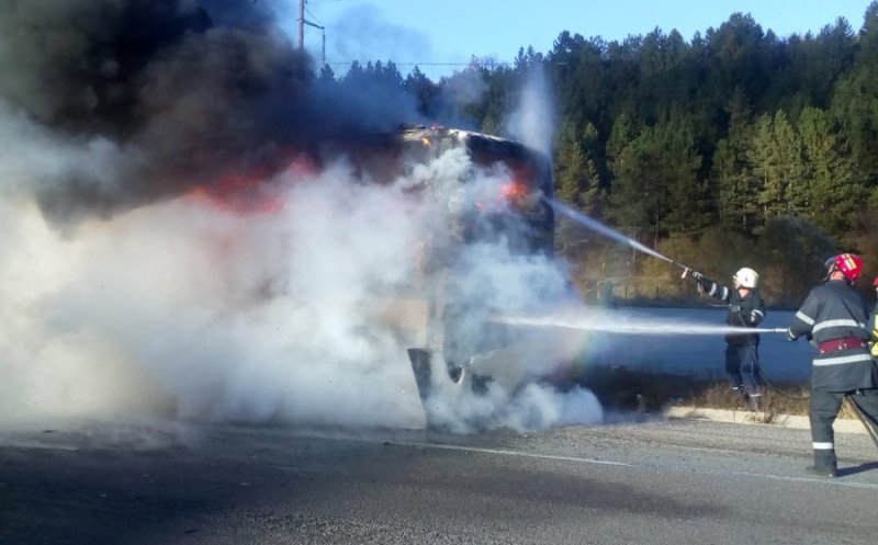 Autocar în flăcări la Izvorul Crișului. Avea 29 de pasageri la bord