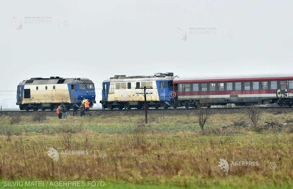 Trenul Galați - Cluj a intrat într-un utilaj forestier. Doi răniți în urma impactului