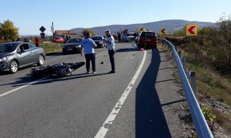 Motociclist de 70 de ani, mort într-un accident în Cluj. Avea viteză, a intrat sub două maşini