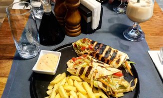 Mâncarea de cantină vs. meniul zilei. O masă în oraş costă cât 3 prânzuri la cantina studenţească