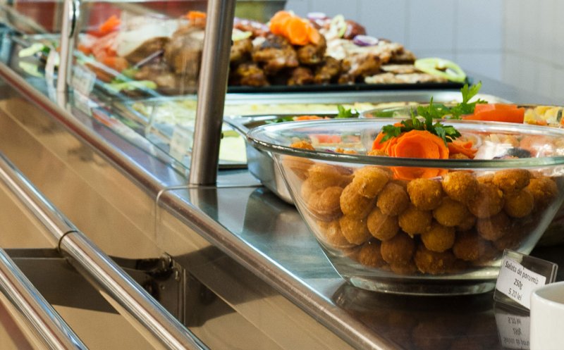 Meniul zilei la cantina studenţească vs. ofertele de pe Piezișă sau din centrul Clujului