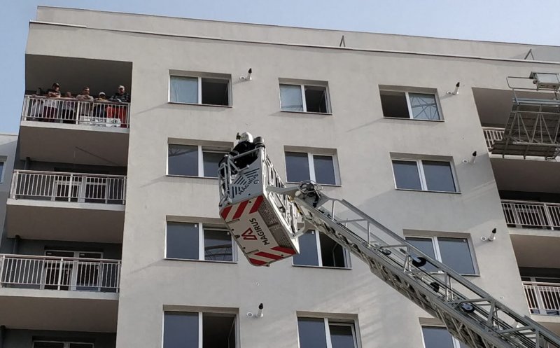 Incendiu la un bloc pe Oaşului: 45 de persoane evacuate, 13 au primit asistenţă medicală