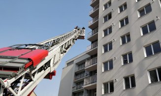 Incendiu la un bloc pe Oaşului: 45 de persoane evacuate, 13 au primit asistenţă medicală