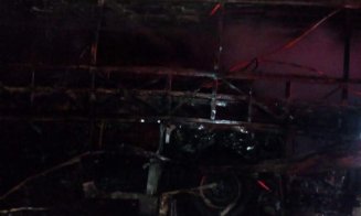 Un autocar a ars ca o torță pe centura Vâlcele - Apahida
