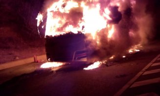 Un autocar a ars ca o torță pe centura Vâlcele - Apahida