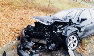 A plouat la Cluj, accidentele s-au ţinut lanţ. Patru răniţi, două maşini în şanţ