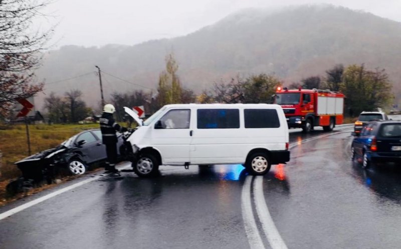 A plouat la Cluj, accidentele s-au ţinut lanţ. Patru răniţi, două maşini în şanţ
