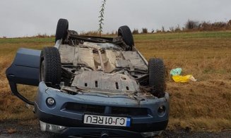 A plouat la Cluj, accidentele s-au ţinut lanţ. Patru răniţi, două maşini în şanţ