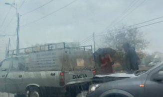 A plouat la Cluj, accidentele s-au ţinut lanţ. Patru răniţi, două maşini în şanţ
