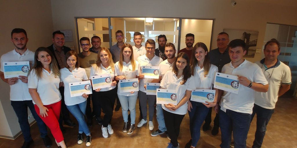 Banca Transilvania plătește 240 de studenți ca să îi facă "bancheri". Cu bani europeni