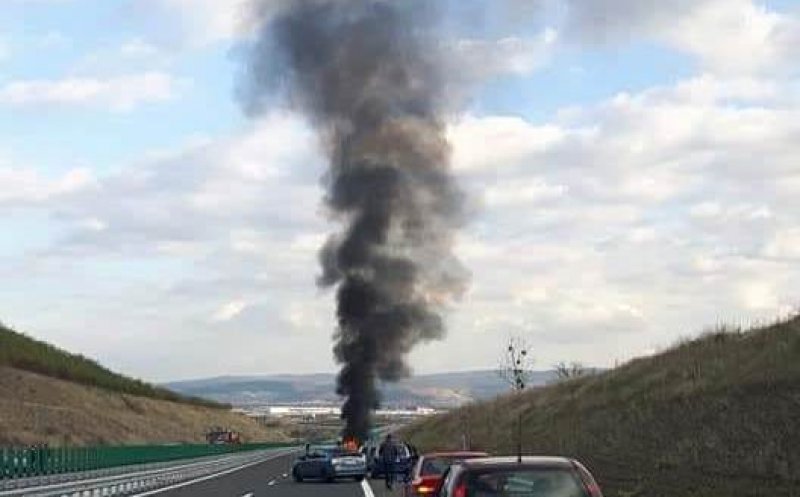 Flăcări și fum pe Autostrada Transilvania. O mașină s-a făcut scrum