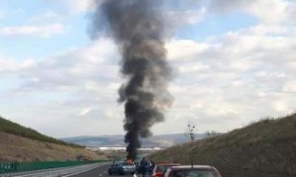 Flăcări și fum pe Autostrada Transilvania. O mașină s-a făcut scrum