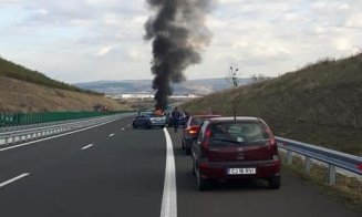 Flăcări și fum pe Autostrada Transilvania. O mașină s-a făcut scrum