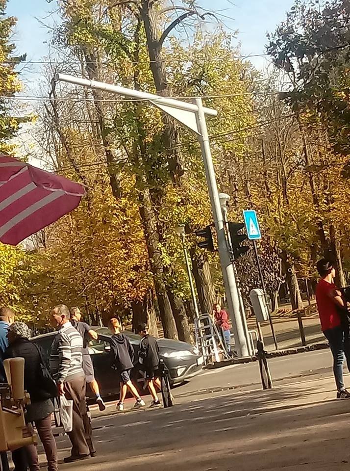 Atenţie, şoferi!  Semafor la intrare în Parcul Central