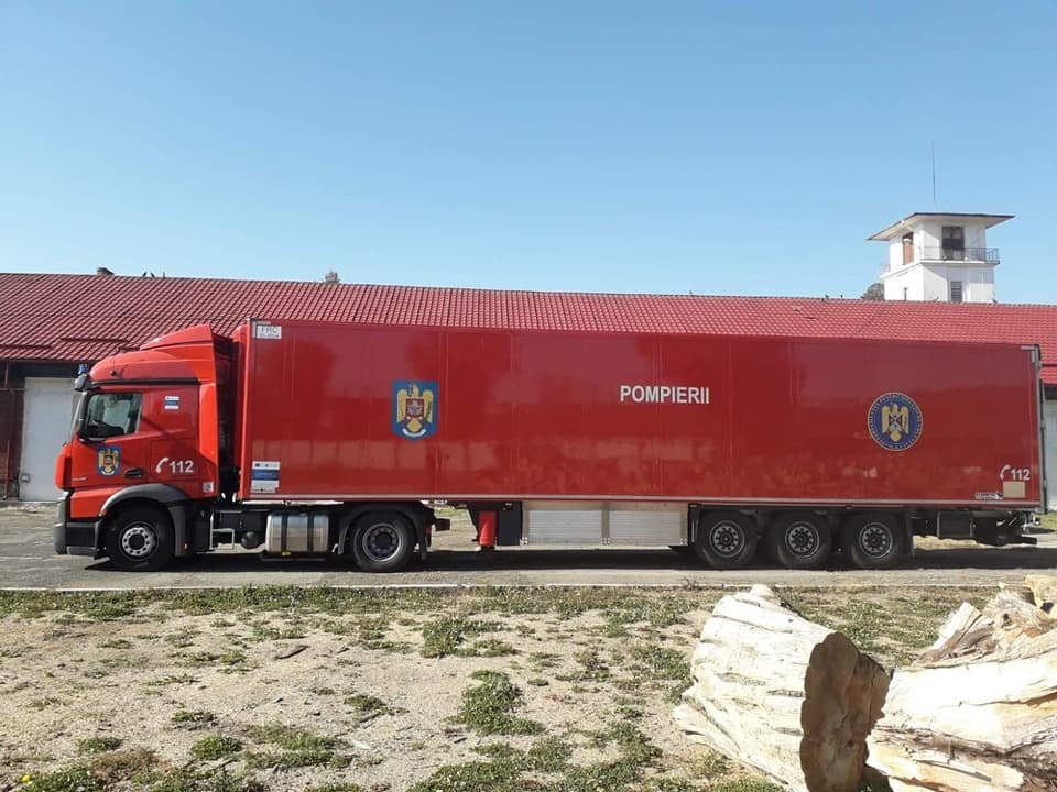 Ambulanţe vechi de peste 10 ani şi  sute de mii de km la bord, dar statul cumpără TIR mortuar de 370.000 euro! Noroc cu ONG-urile şi  banii clujenilor