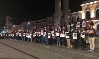 Cluj nu uita! Sute de persoane au iesit in strada ca sa aprinda o lumanare in memoria victimelor de la Colectiv