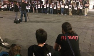 Cluj nu uita! Sute de persoane au iesit in strada ca sa aprinda o lumanare in memoria victimelor de la Colectiv