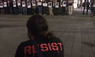 Cluj nu uita! Sute de persoane au iesit in strada ca sa aprinda o lumanare in memoria victimelor de la Colectiv