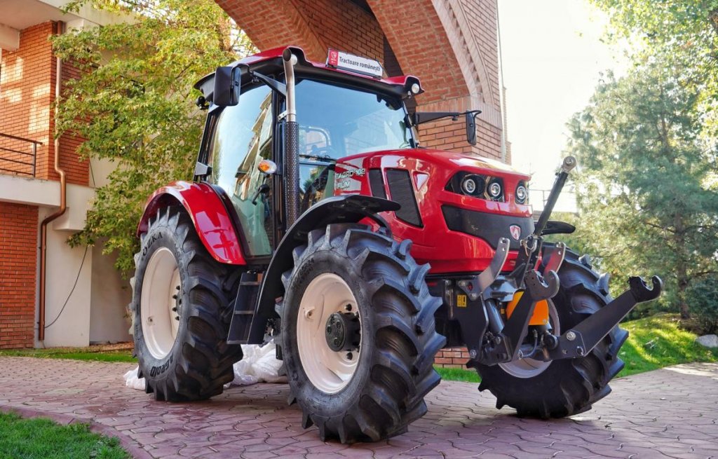Cât costă şi cum arată primul tractor "made in" România. Are climă şi muzică