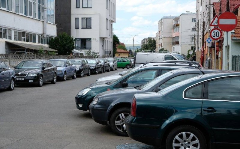 Dialog spumos primar Cluj - student din alt judeţ: "Locul maşinilor e în parking. Mergeţi pe jos, e plăcut cu o domnişoară la braţ"