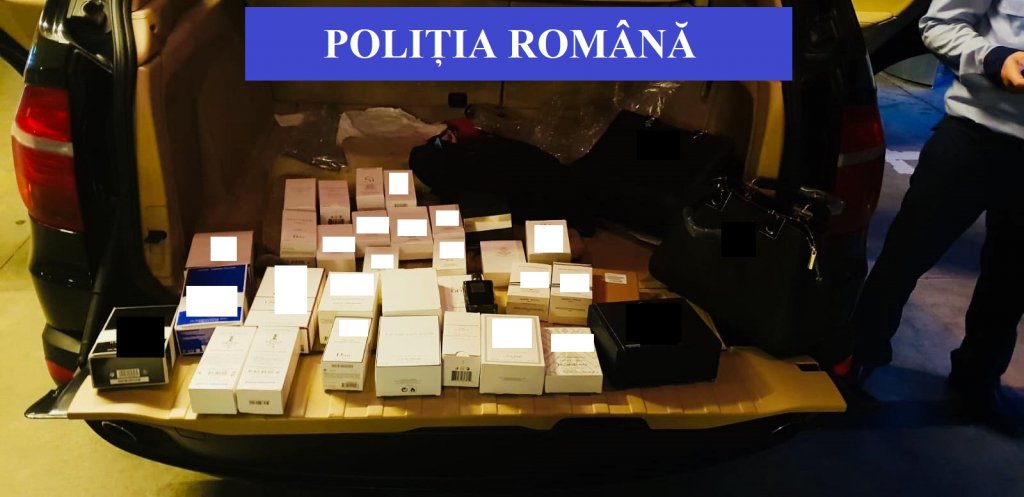 Vindeau parfumuri contrafăcute în parcarea unui mall din Cluj-Napoca
