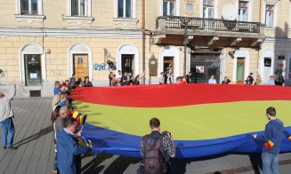 Tricolor cât un bloc cu 10 etaje, desfășurat în centrul Clujului
