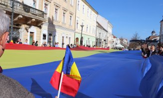 Tricolor cât un bloc cu 10 etaje, desfășurat în centrul Clujului