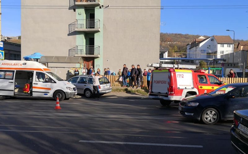 Accident grav pe Muncii. O femeie şi un copil, loviţi în staţia de tramvai