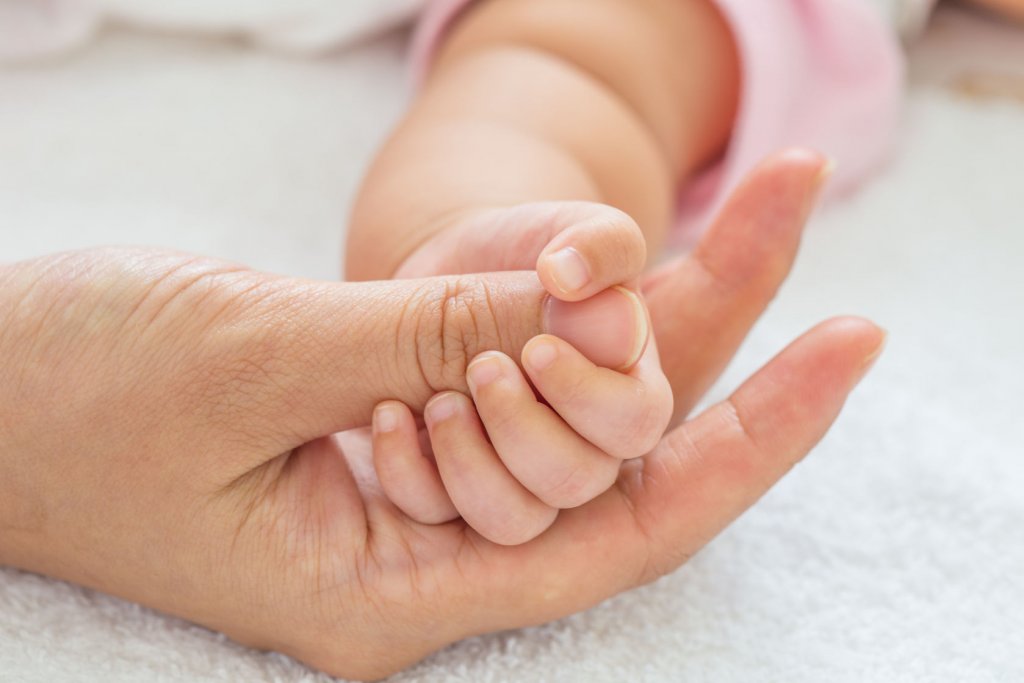 Guvernul mai reduce din cheltuieli. Taie fondurile pentru nou-născuţi