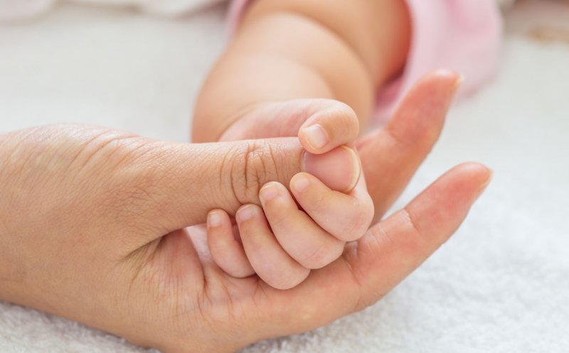 Guvernul mai reduce din cheltuieli. Taie fondurile pentru nou-născuţi