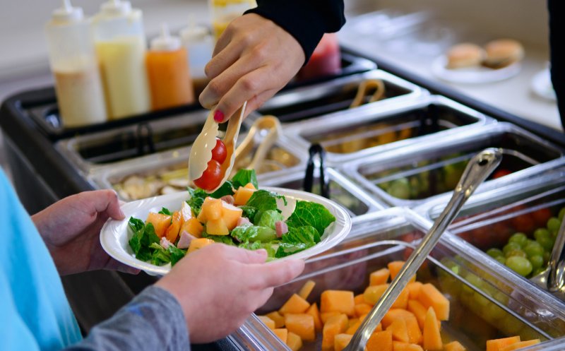 Programul "Masă caldă în şcoli". Guvernul modifică valoarea pachetului alimentar