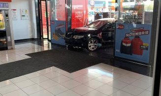 Un tânăr a înjunghiat un bărbat, apoi a intrat cu maşina în pietoni, la Brăila