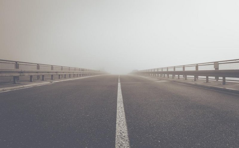Cod galben de ceaţă în 17 judeţe din Transilvania. Restricţii auto pe drumurile din România