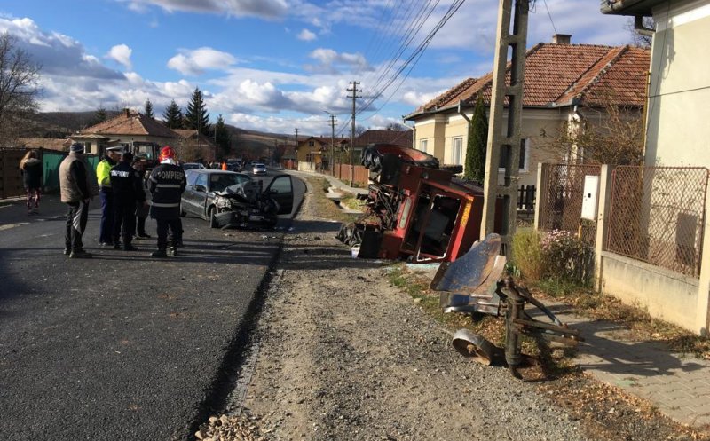 Accident între o maşină şi un tractor. Doi răniţi