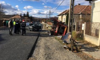 Accident între o maşină şi un tractor. Doi răniţi